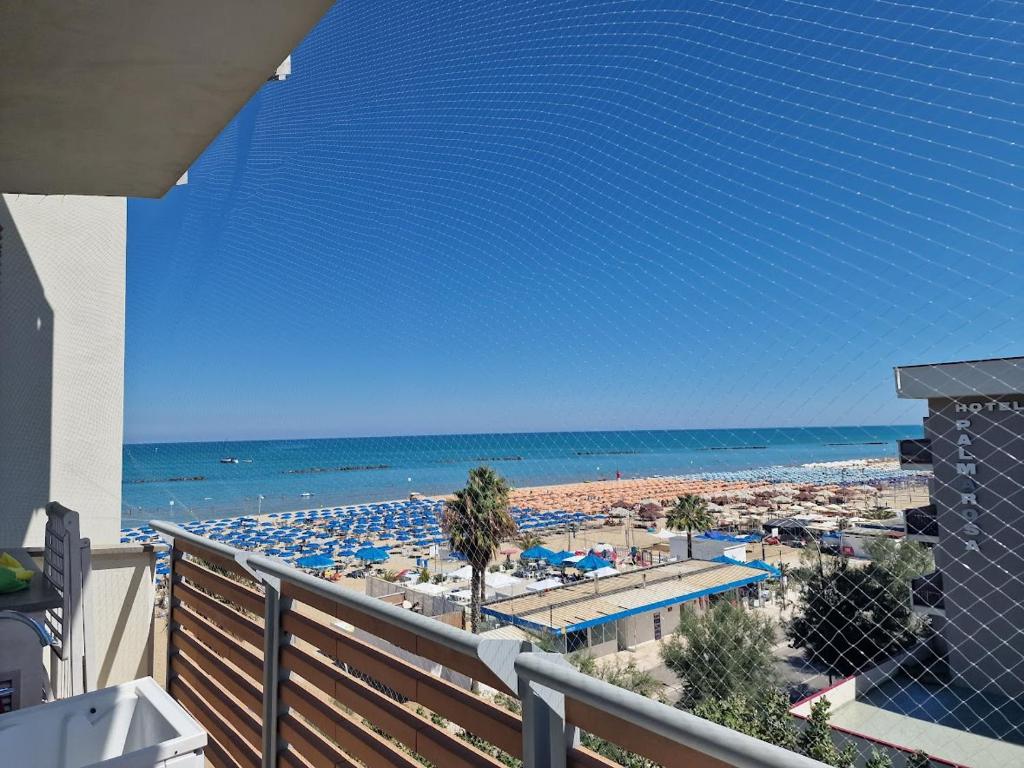 - Vistas a una playa con sombrillas y al océano en Residenza Adriatica 4, en Roseto degli Abruzzi