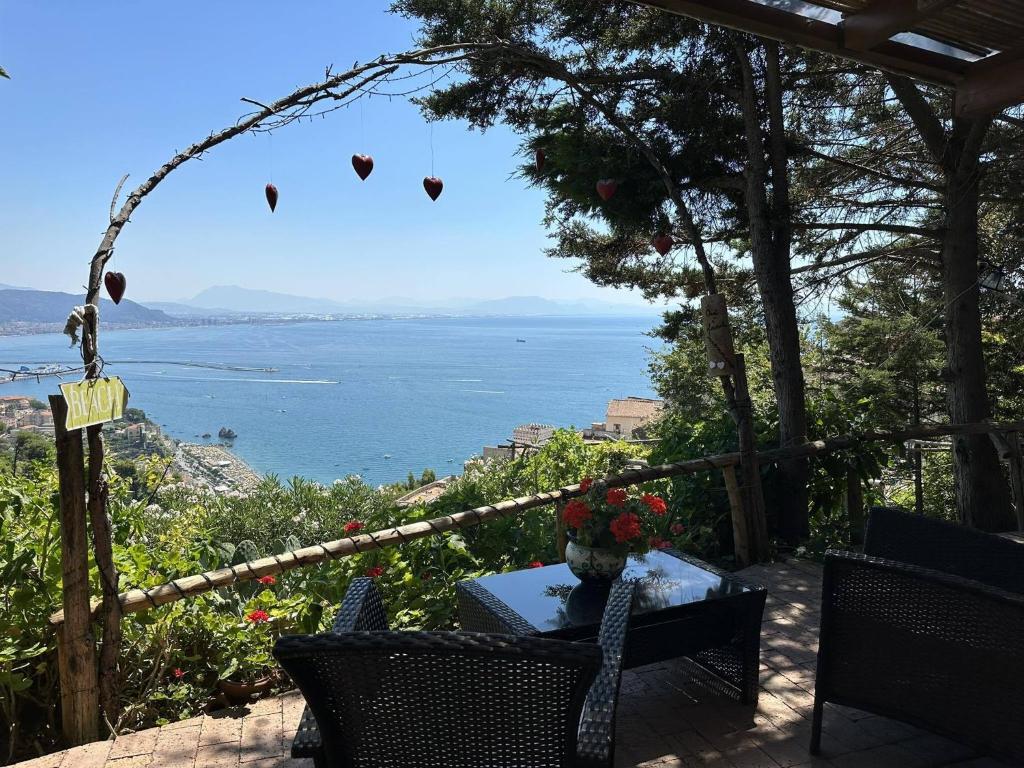 stół i krzesła na patio z widokiem na ocean w obiekcie Il Melograno in Costa d'Amalfi - romantic experience w mieście Vietri sul Mare