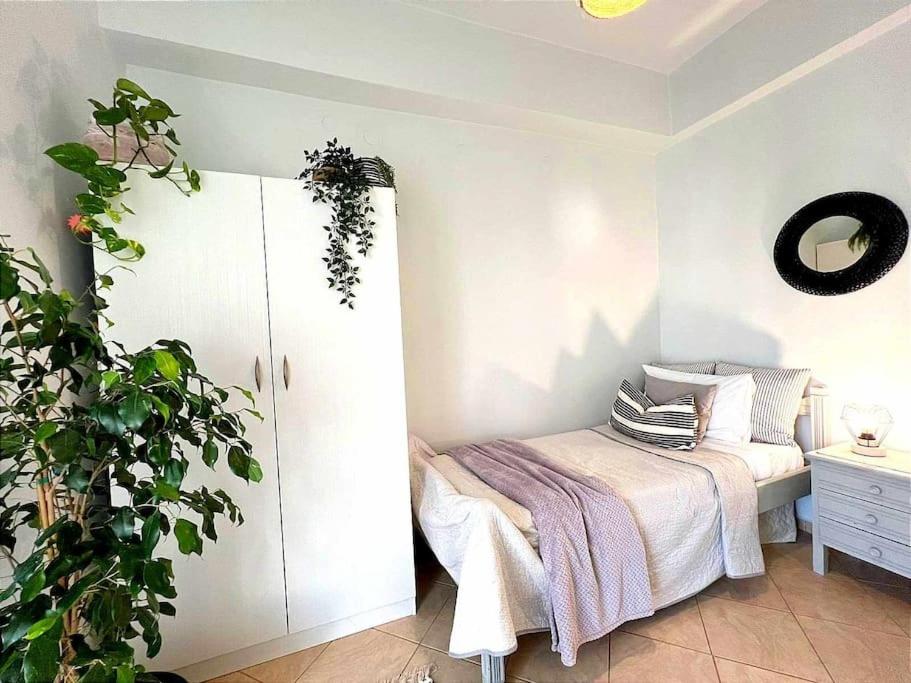 1 dormitorio con 1 cama y armario blanco en Ammoudara Apartment's, en Kalymnos