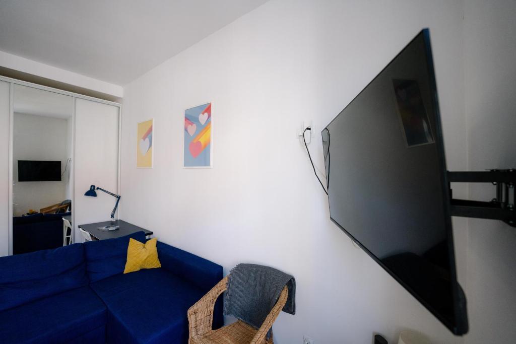 Televízia a/alebo spoločenská miestnosť v ubytovaní Restful Stay Apartment