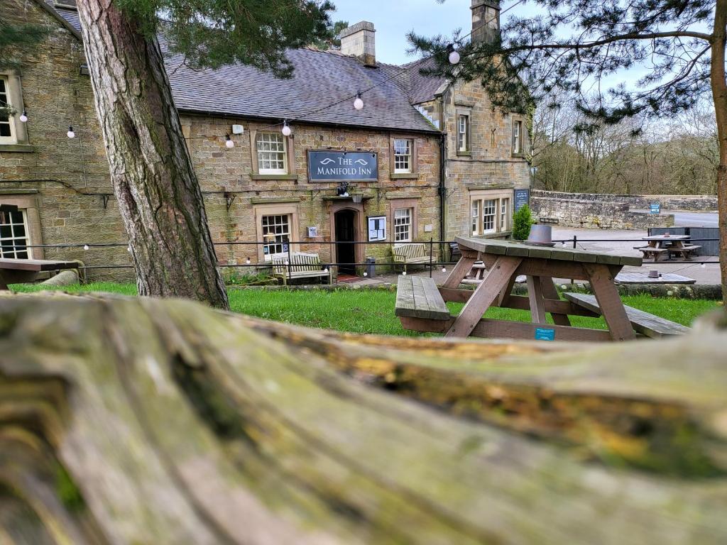 - une table de pique-nique devant un bâtiment dans l'établissement The Manifold Inn Hotel, à Hartington