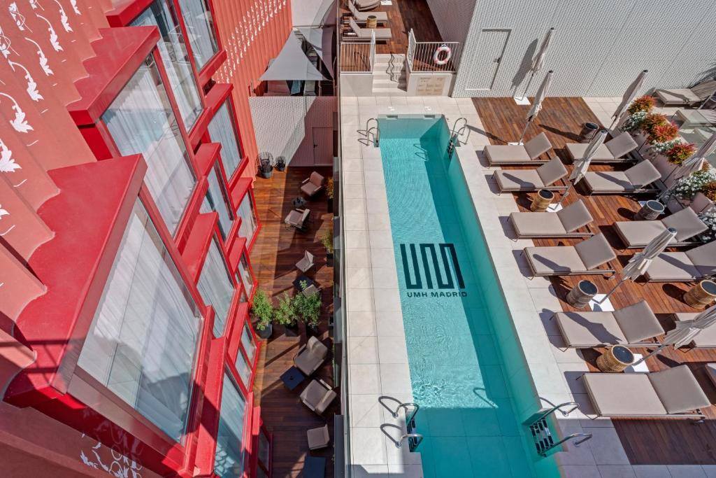 una vista aérea de un hotel con piscina y sillas en UMusic Hotel Madrid, en Madrid