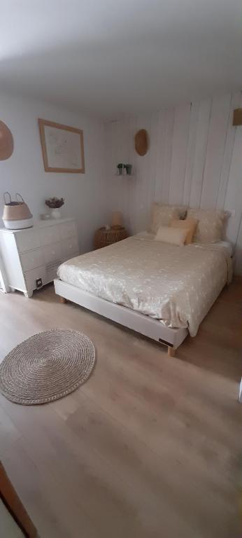 een slaapkamer met een wit bed in een kamer bij Coquette maison de village in Néfiach