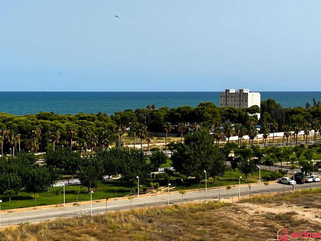 een weg in een park naast de oceaan bij Como pez en el agua in Oropesa del Mar