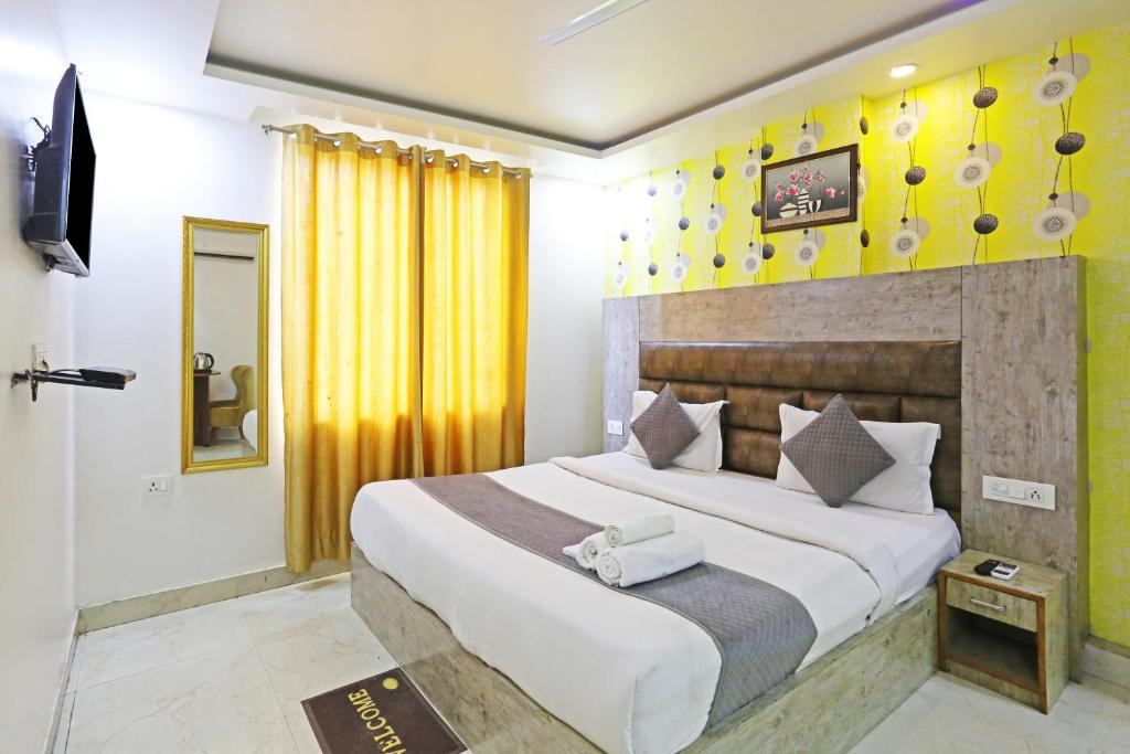 Łóżko lub łóżka w pokoju w obiekcie Hotel Broadway, Near Delhi Airport,