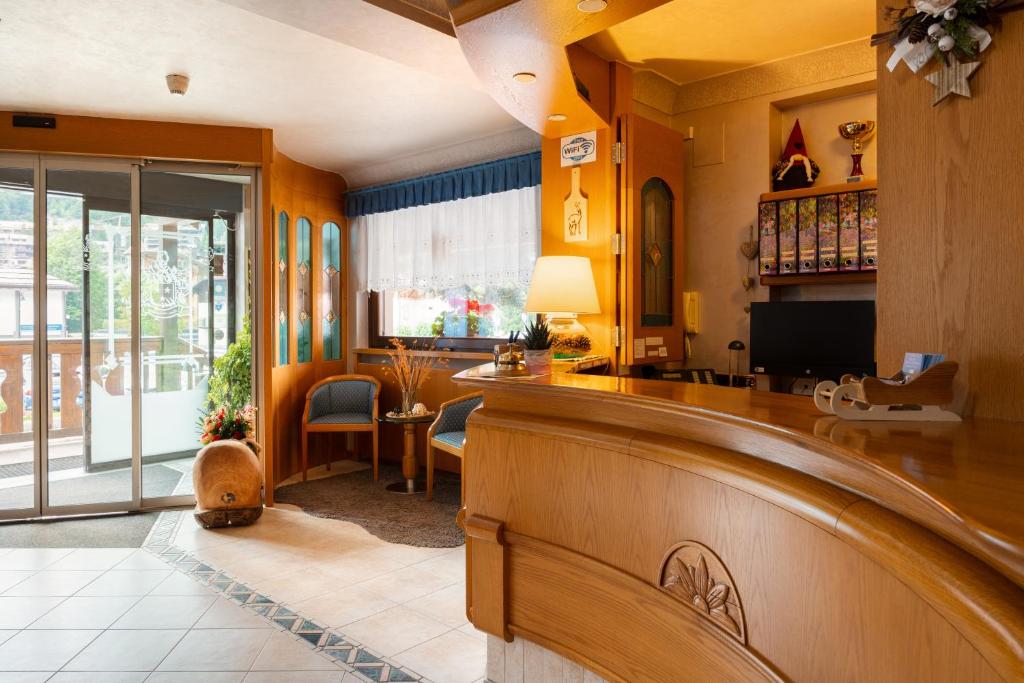Telewizja i/lub zestaw kina domowego w obiekcie Hotel Villa Emma
