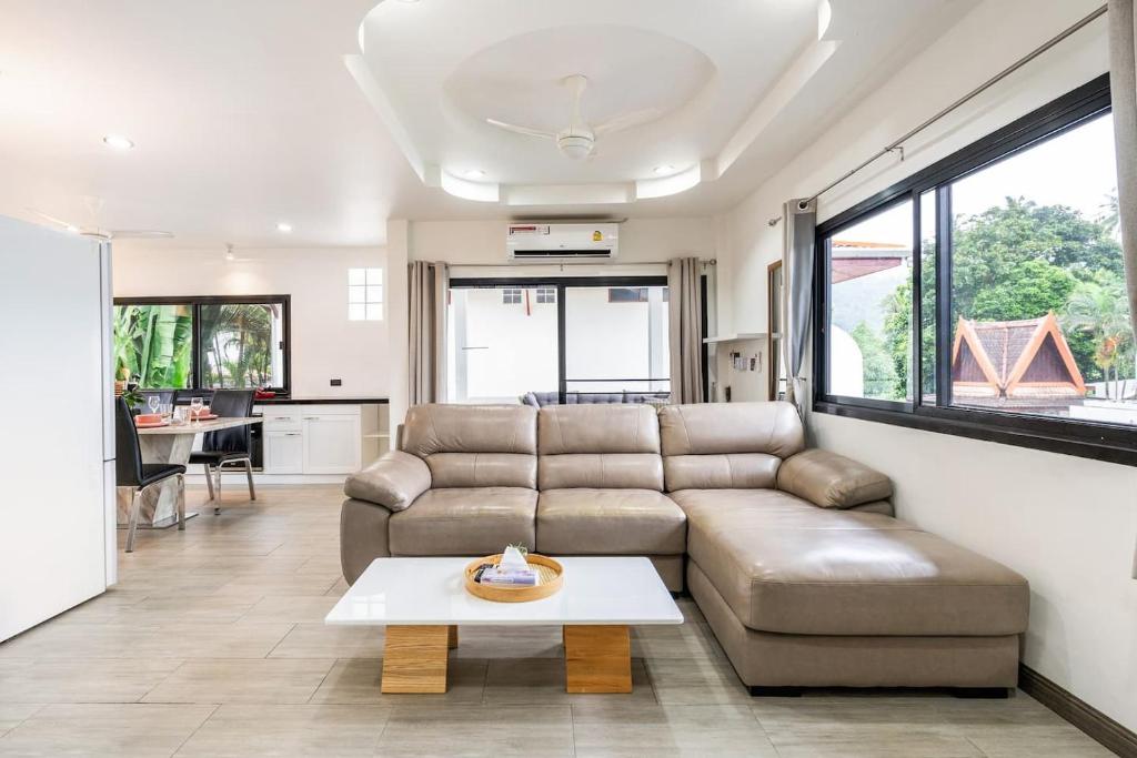 Posezení v ubytování Kamala Fantasy 5 Bedroom Modern Private Pool Villa