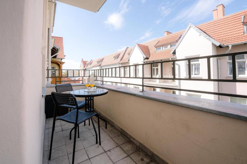 balkon ze stołem i krzesłami na budynku w obiekcie Cosy Balcony Apartment w Grudziądzu