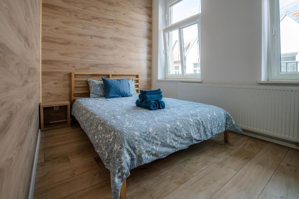 sypialnia z łóżkiem, na którym leży niebieski misio w obiekcie Cosy Balcony Apartment w Grudziądzu
