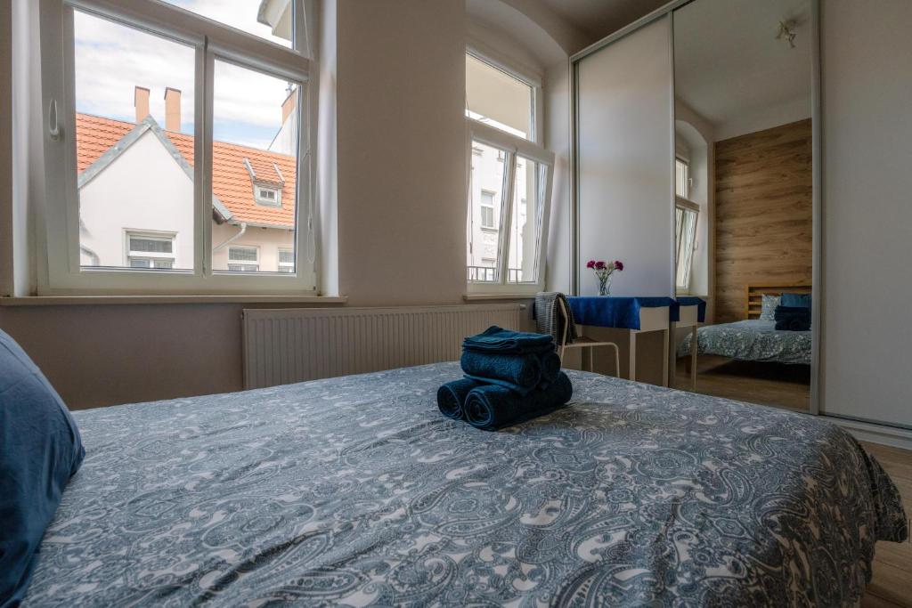 Łóżko lub łóżka w pokoju w obiekcie Cosy Balcony Apartment