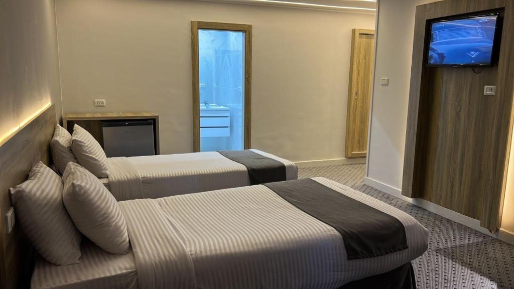 TV a/nebo společenská místnost v ubytování Atlas International Hotels