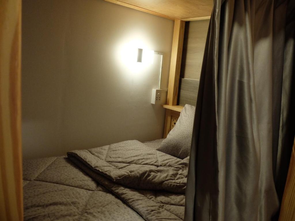 Voodi või voodid majutusasutuse HALF Coffee N Dorm toas