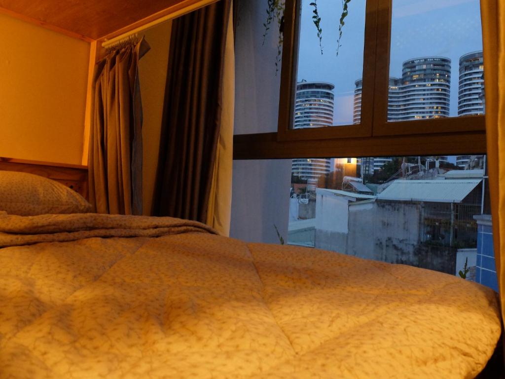 Voodi või voodid majutusasutuse HALF Coffee N Dorm toas
