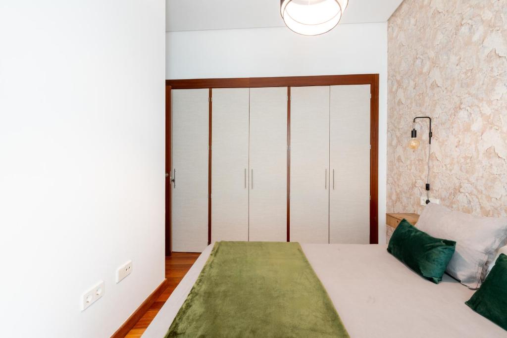 Postel nebo postele na pokoji v ubytování RY Aparcamiento Incluido Junto a Catedral Ideal parejas