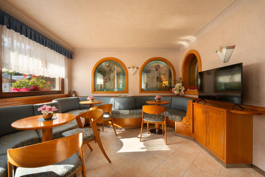 Telewizja i/lub zestaw kina domowego w obiekcie Hotel Villa Emma