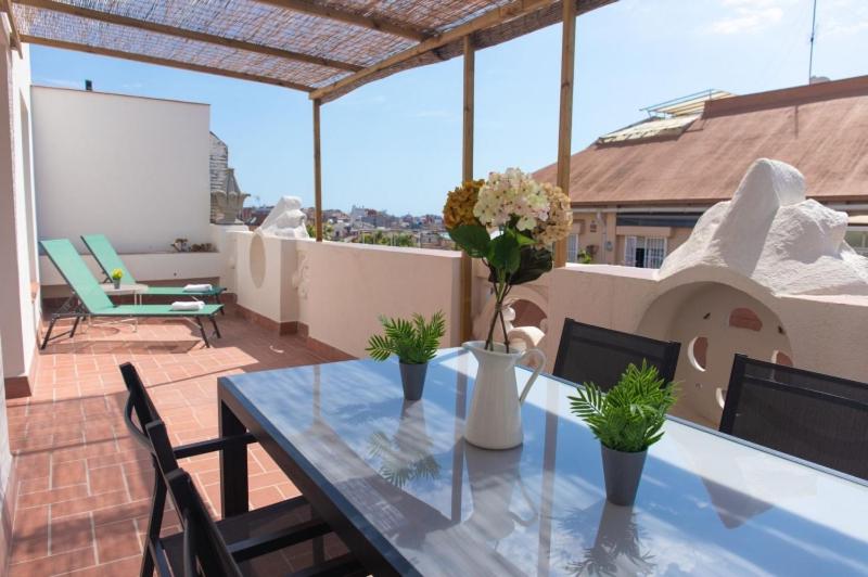 einen Tisch und Stühle auf einem Balkon mit Aussicht in der Unterkunft Apartments Gaudi Barcelona in Barcelona