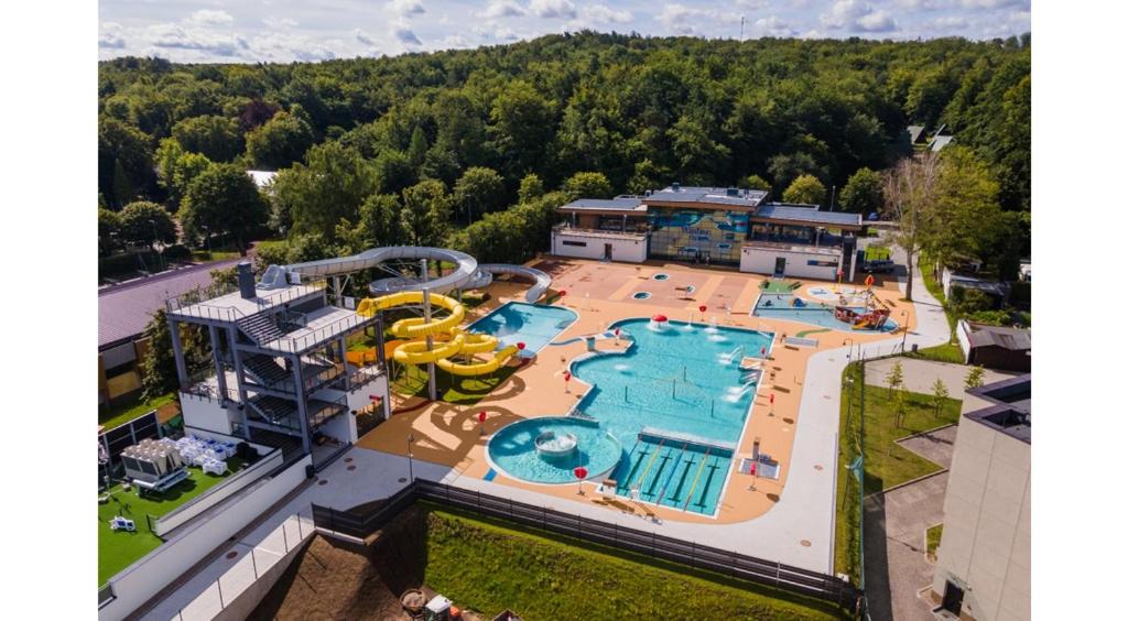 z góry widok na duży park wodny w obiekcie Kawalerka Wałowa 3 w Wejherowie