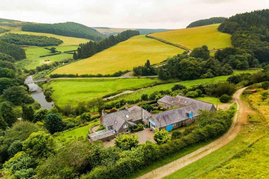 een luchtbeeld van een huis in het midden van een veld bij Shannobank farmhouse in Duns