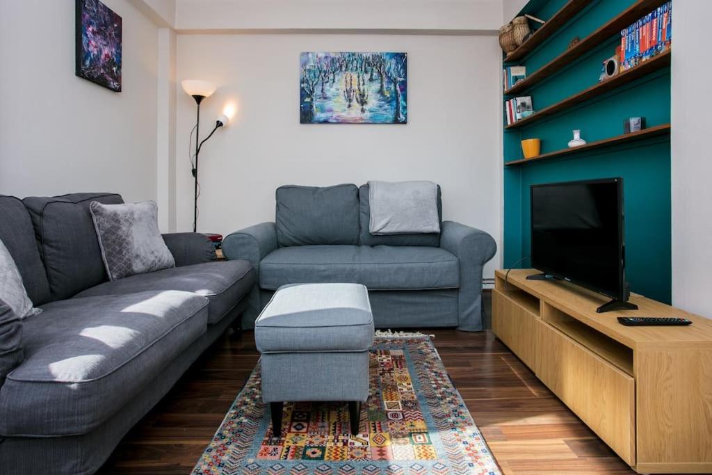 Setusvæði á Lovely 1 Bedroom Apartment w/ Balcony in Dalston