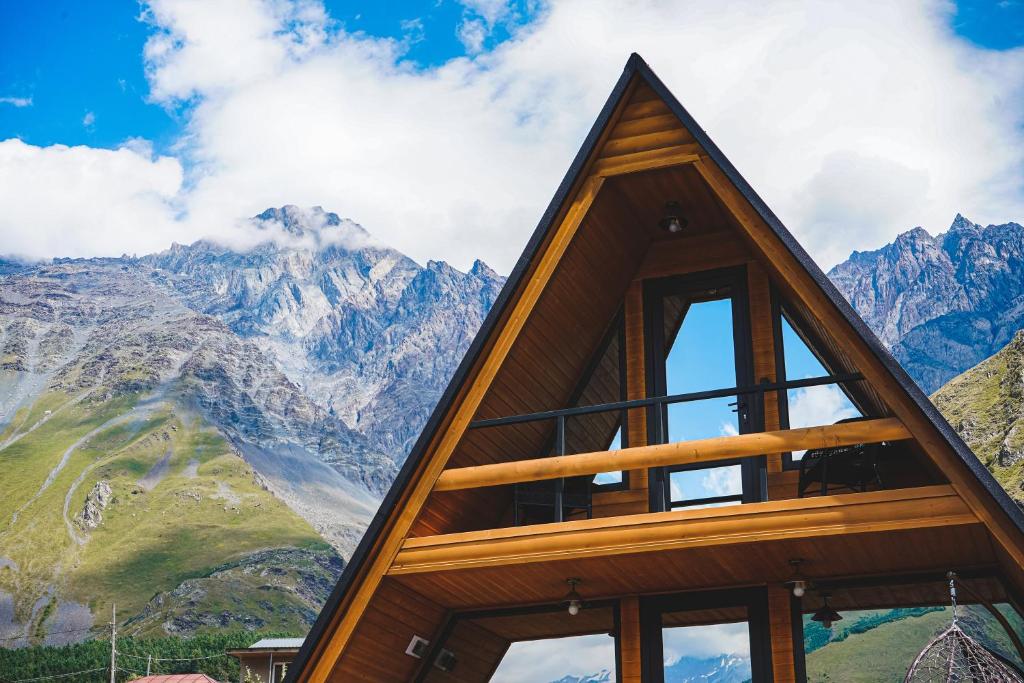 una casa marco con vistas a las montañas en Lonely Mountain, en Kazbegi