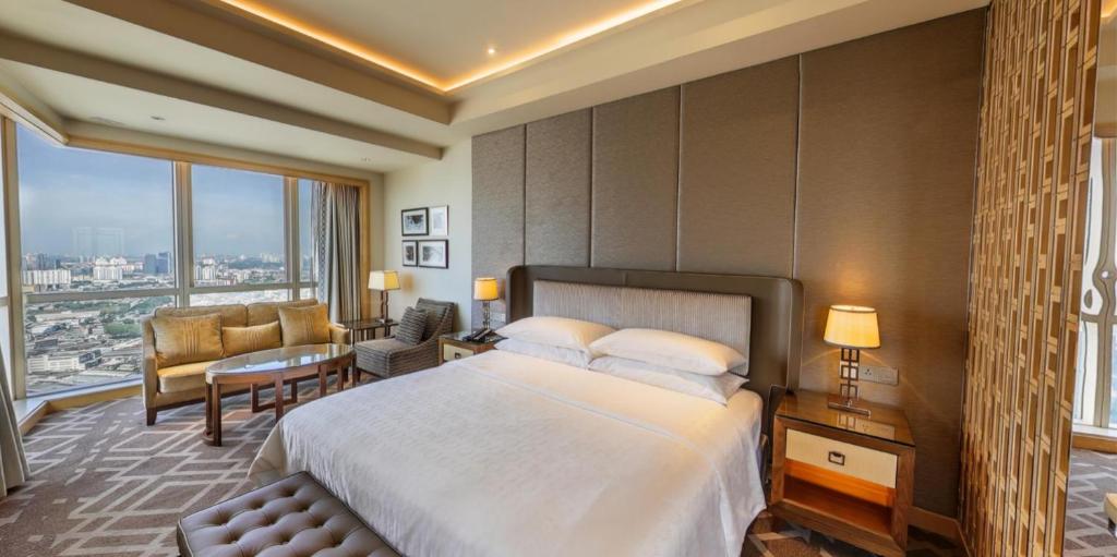 Postel nebo postele na pokoji v ubytování Sheraton Petaling Jaya Hotel