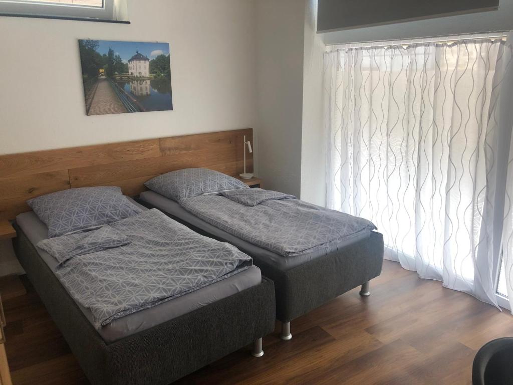 Postel nebo postele na pokoji v ubytování Gästehaus Jagsttal
