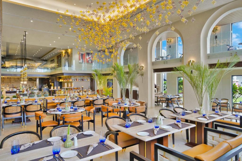 Restaurace v ubytování Pramod Lands End Resort, a member of Radisson Individuals
