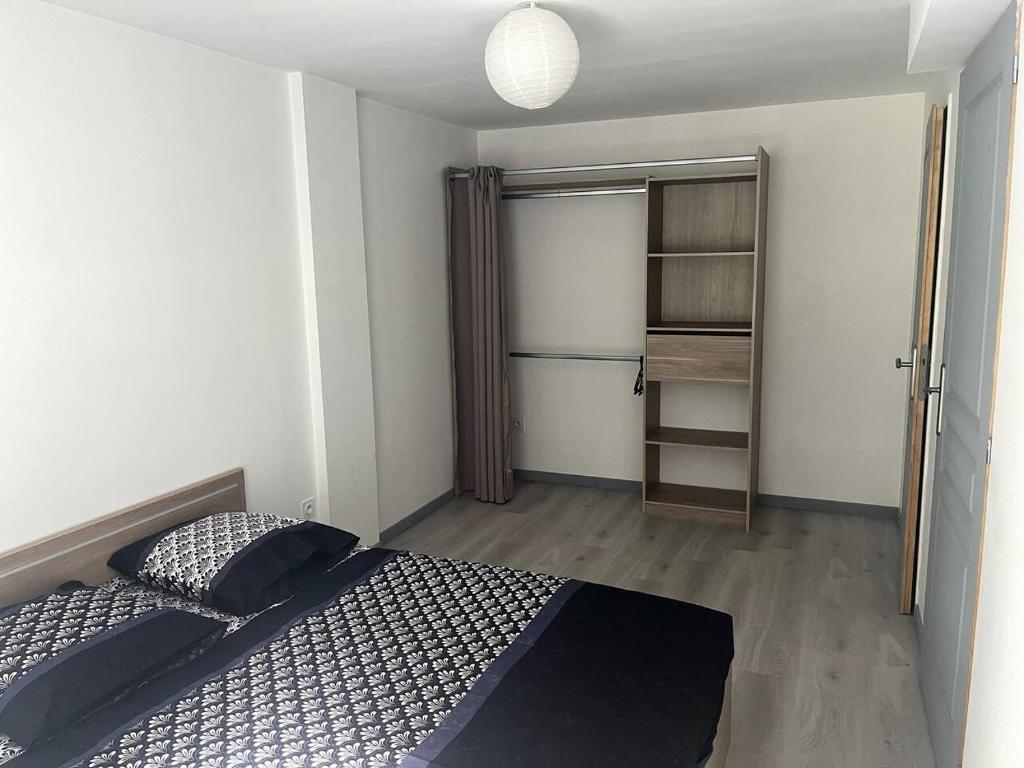 1 dormitorio con 1 cama y vestidor en La Maisonnette, en Vendeuvre-sur-Barse