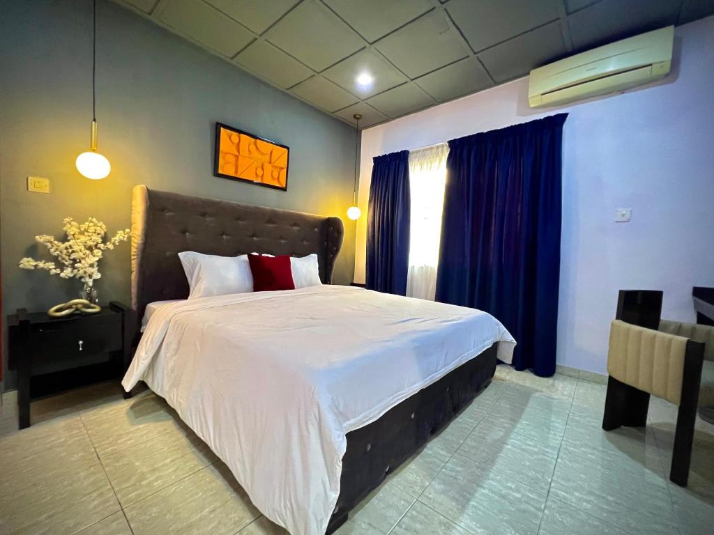 - une chambre avec un grand lit et une fenêtre dans l'établissement The Orange Door Annex 2, à Lekki