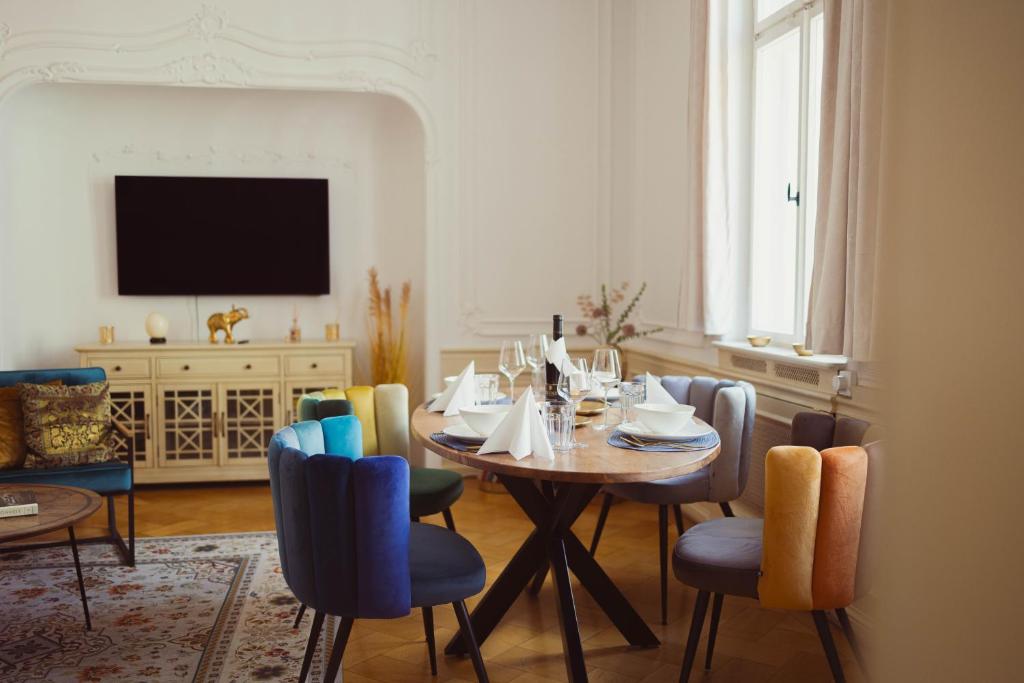 - une salle à manger avec une table et des chaises dans l'établissement Exklusive Ferienwohnung Arthur, à Zeitz