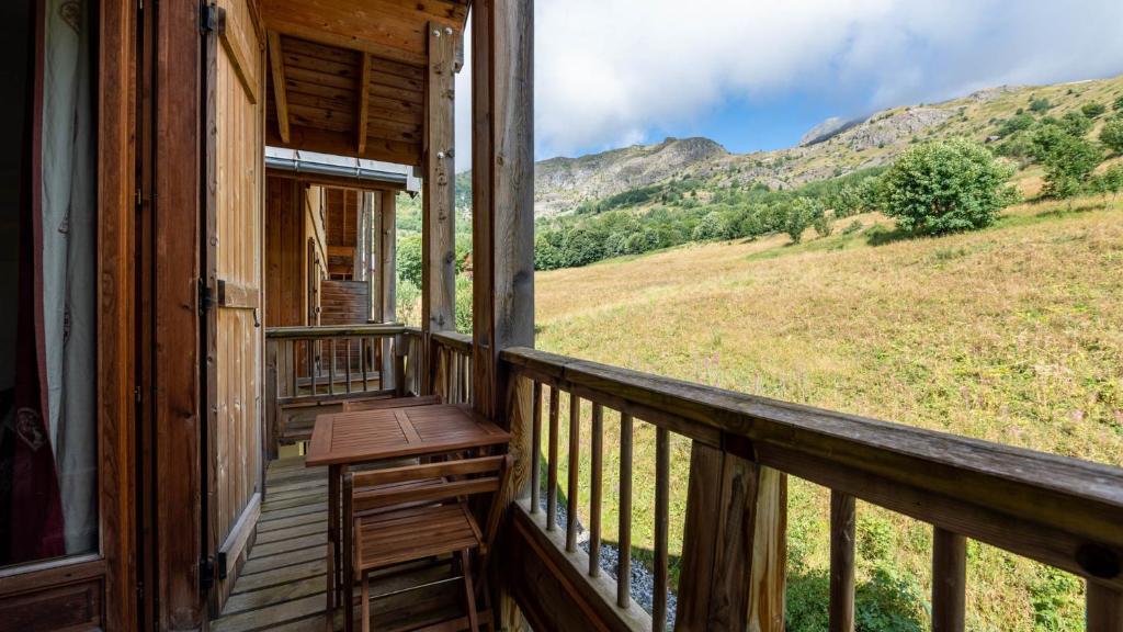 porche de una cabaña con vistas a las montañas en Les Ecureuils B11 - Studio montagne 2 pers en Saint-Sorlin-dʼArves