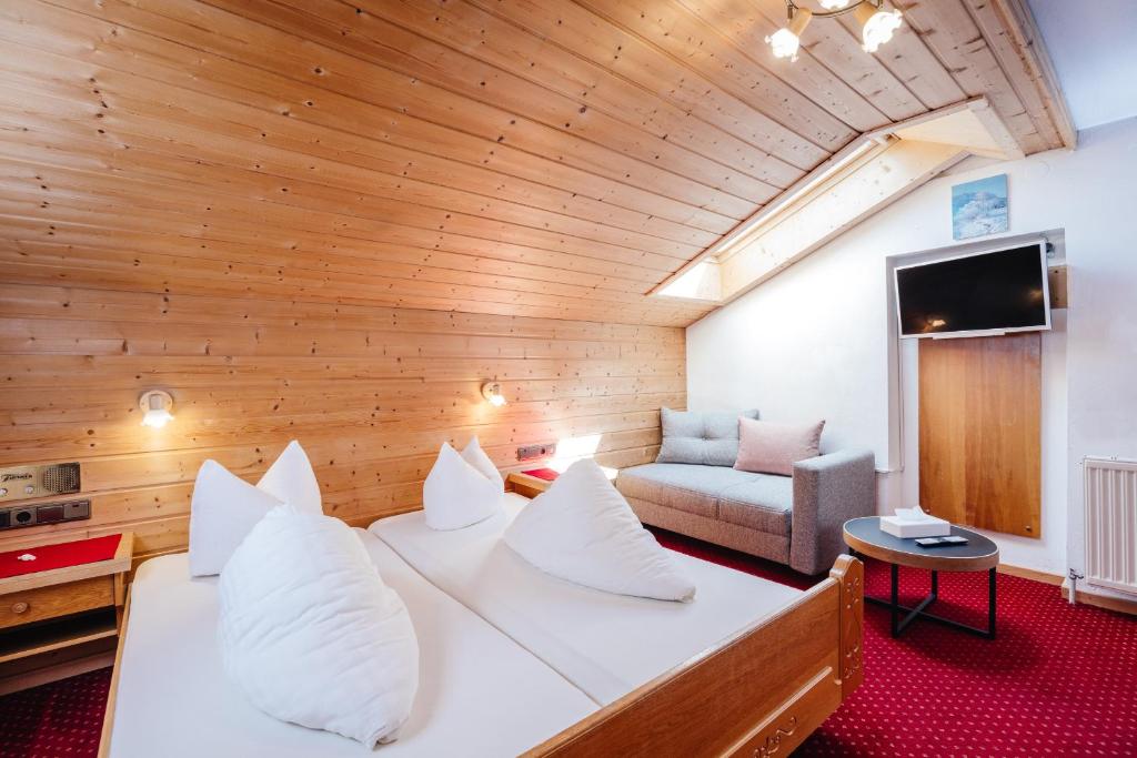 TV a/nebo společenská místnost v ubytování Hotel Andrea