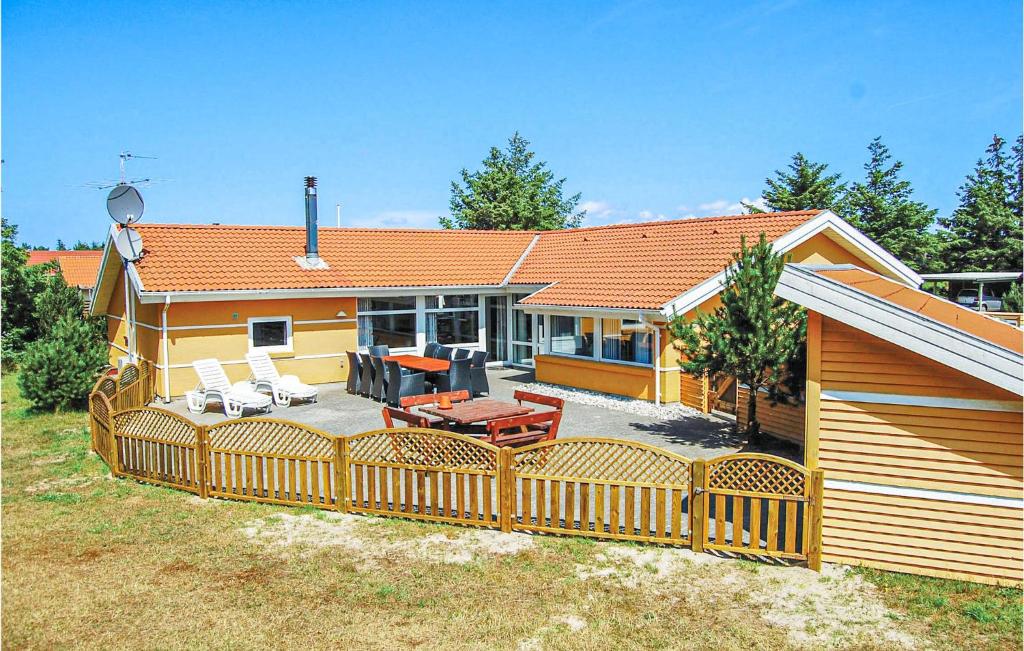 ブラーバンドにあるBeautiful Home In Blvand With 5 Bedrooms, Private Swimming Pool And Indoor Swimming Poolの前に柵のある家