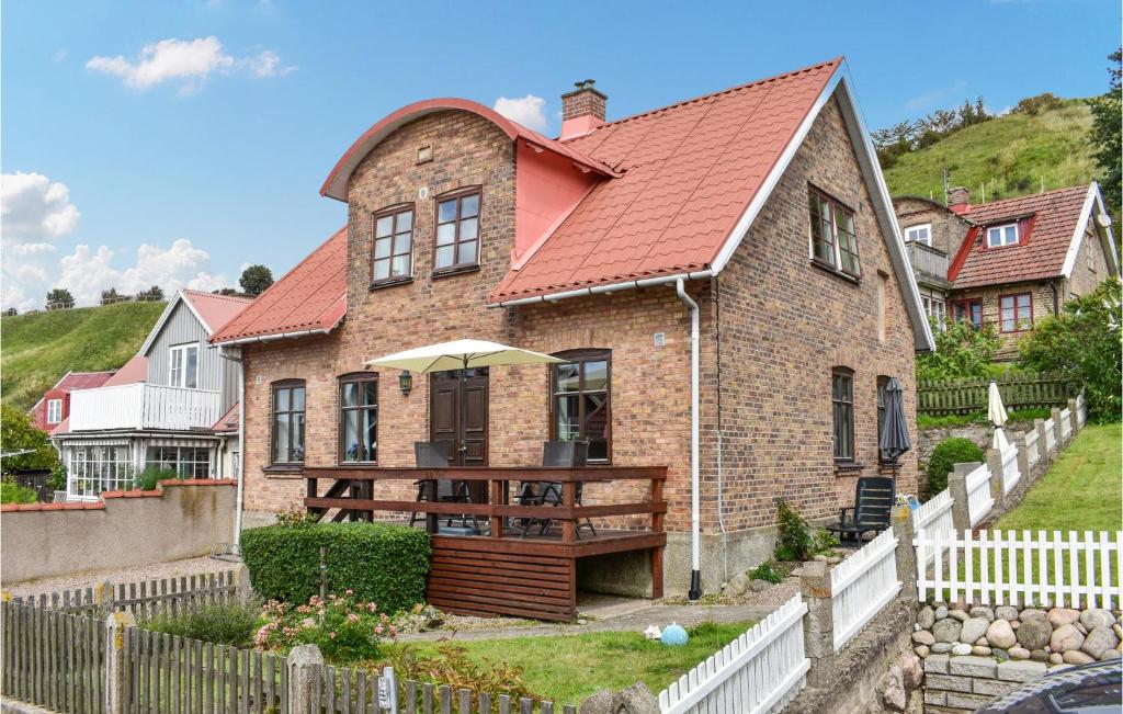 une grande maison en briques avec un toit rouge dans l'établissement Cozy Home In Sankt Ibb With Wifi, à Sankt Ibb