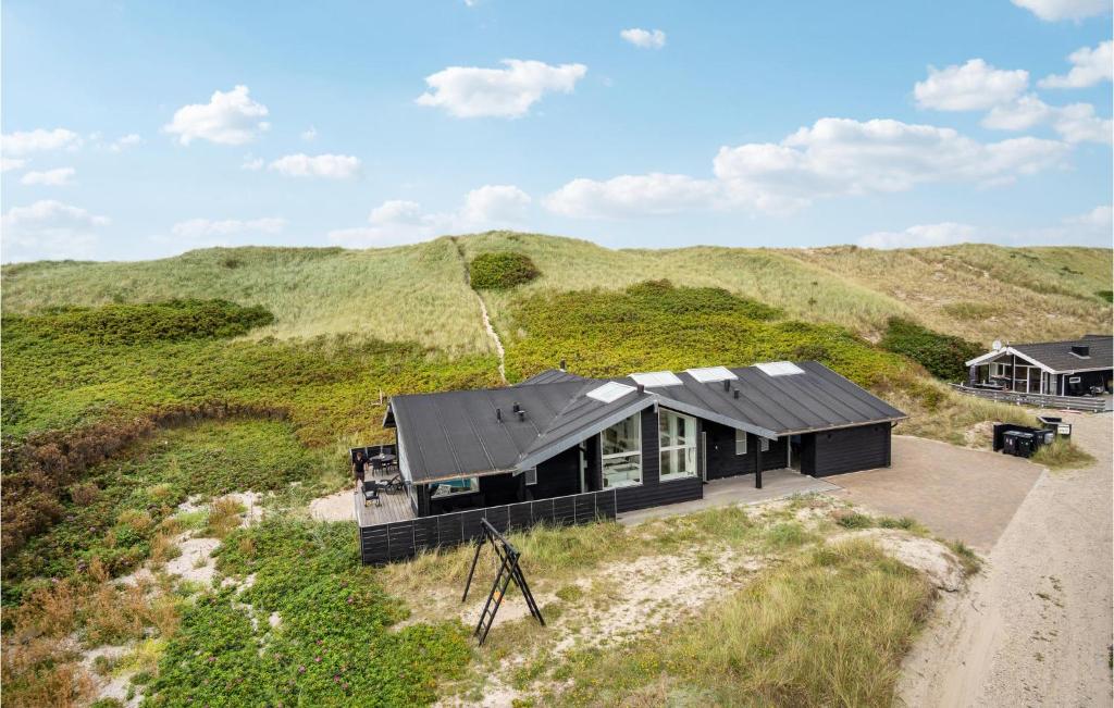 BjerregårdにあるGorgeous Home In Hvide Sande With Saunaの海辺の家屋