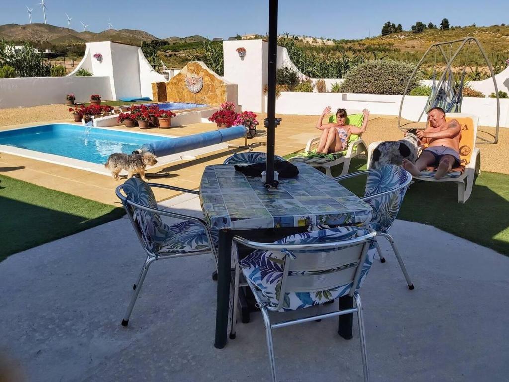 Bazén v ubytování 2-Bed Villa with pool garden & parking near Seron nebo v jeho okolí