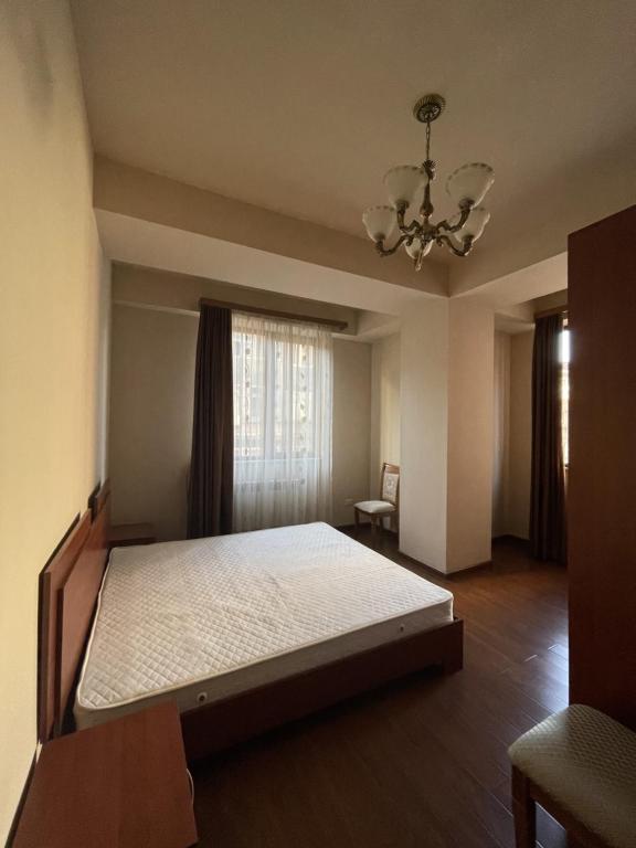 Un pat sau paturi într-o cameră la Opera Luxury Apartment