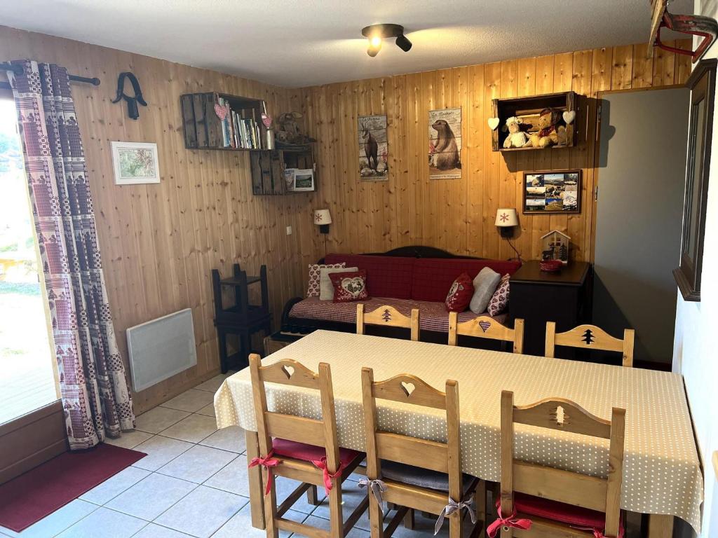 a dining room with a table and a bedroom at Chalet rénové 6 pers, TV connectée, WiFi, parking, animaux admis - FR-1-504-480 in Le Dévoluy