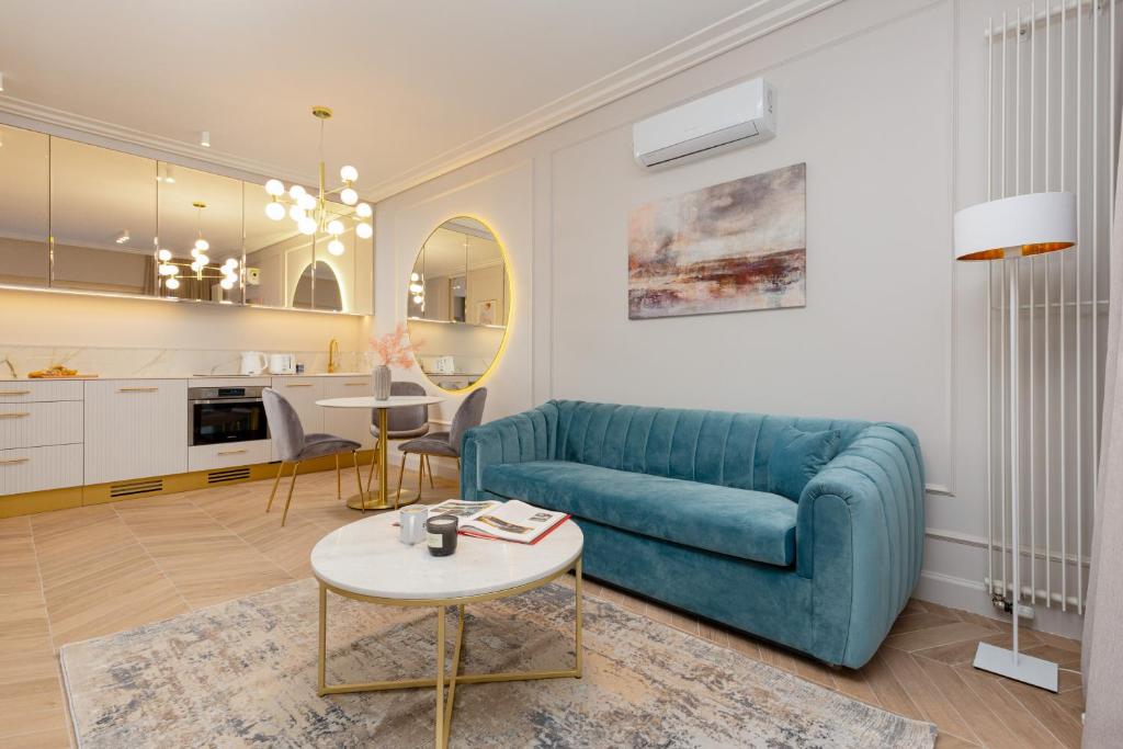 Et sittehjørne på Mennica Residence Deluxe City Centre Apartments by Renters Prestige