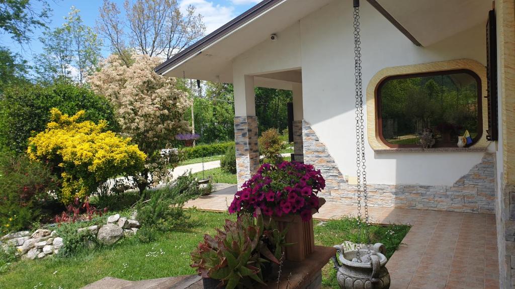 een veranda van een huis met bloemen in een tuin bij Villa Sabrina in Castro dei Volsci