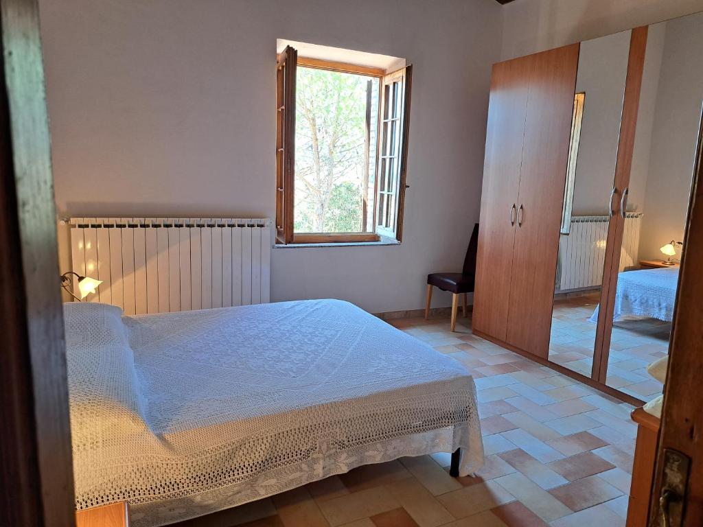 - une chambre avec un grand lit et une fenêtre dans l'établissement Agriturismo Murera, à Acquapendente