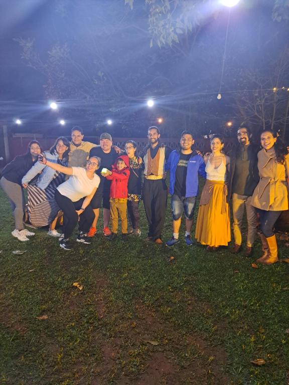 um grupo de pessoas posando para uma foto à noite em Bungalow Hostel em Porto Iguaçu
