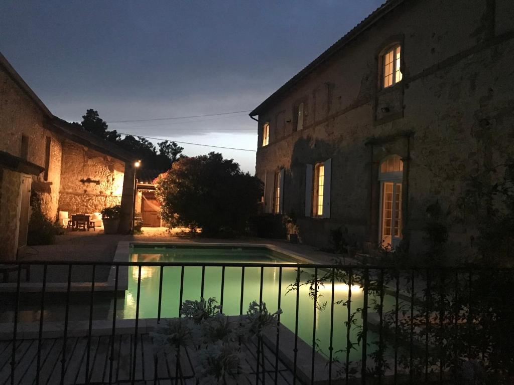 Bazén v ubytování ferme st pierre 2 suites avec repas, piscine, clim, cheminée ou baignoire spa nebo v jeho okolí