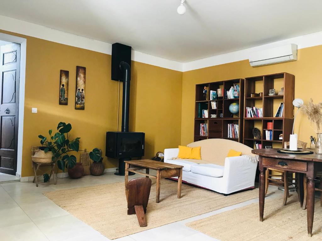 Posezení v ubytování ferme st pierre 2 suites avec repas, piscine, clim, cheminée ou baignoire spa