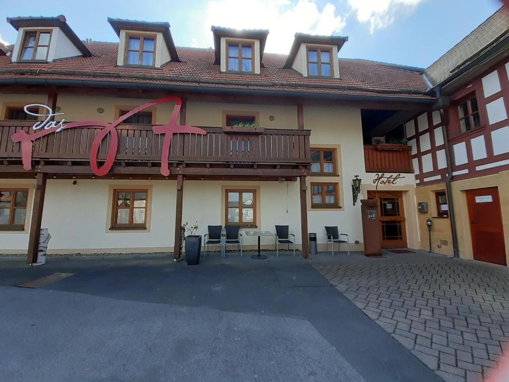 a house with a pink ribbon on the front of it at Hotel das rot in Burgkunstadt