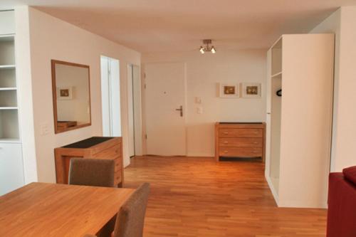 ツークにあるNest - Nordstrasse 9のリビングルーム(木製テーブル、ドレッサー付)