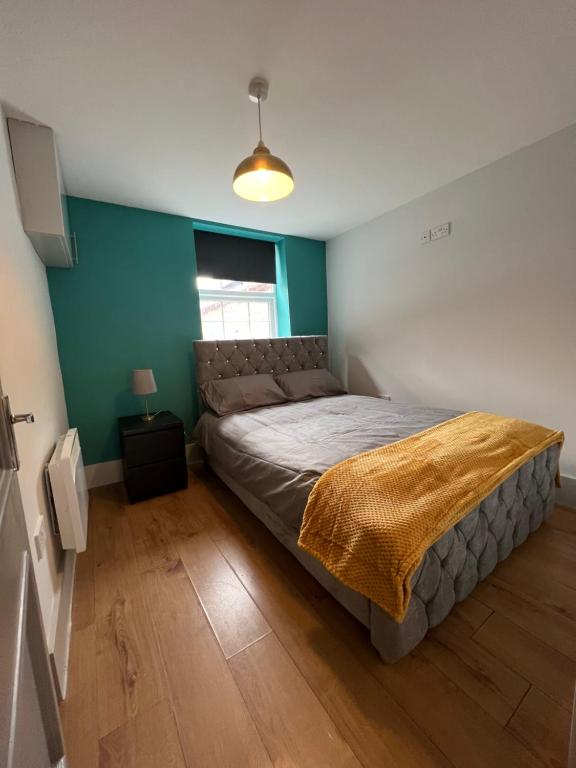een slaapkamer met een groot bed in een kamer bij Cairo Street in Warrington