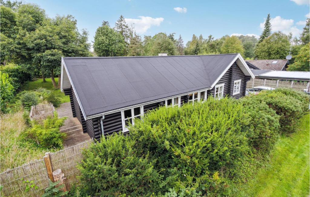 una vista aérea de una casa con techo negro en Stunning Home In Stege With Wifi, en Pollerup Kullegård