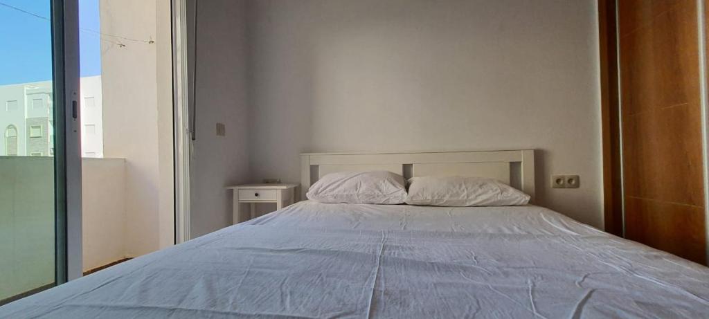- un lit avec 2 oreillers dans une chambre dans l'établissement Urban corner, à Tetouan
