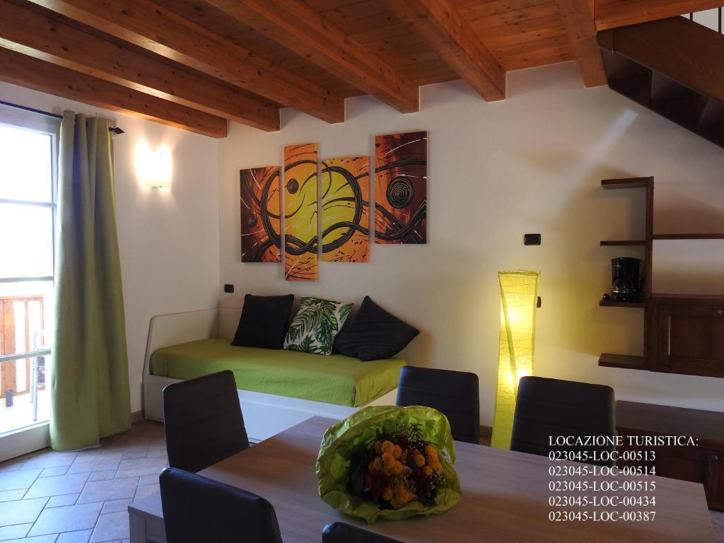 ein Wohnzimmer mit einem Sofa und einem Tisch in der Unterkunft Appartamenti Tasel with heated Pool in Malcesine